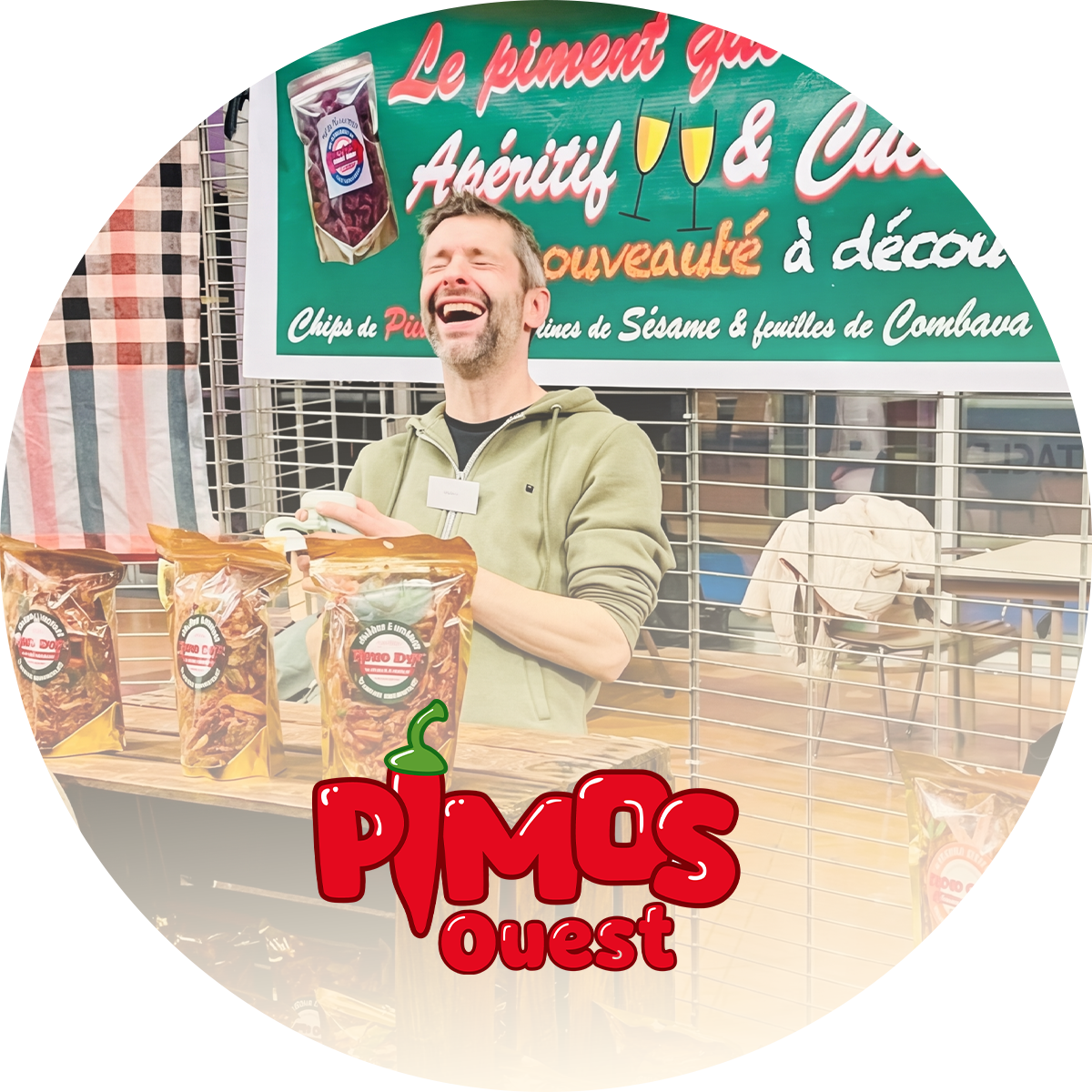 Julien (créateur de Pimos Ouest) sur un marché